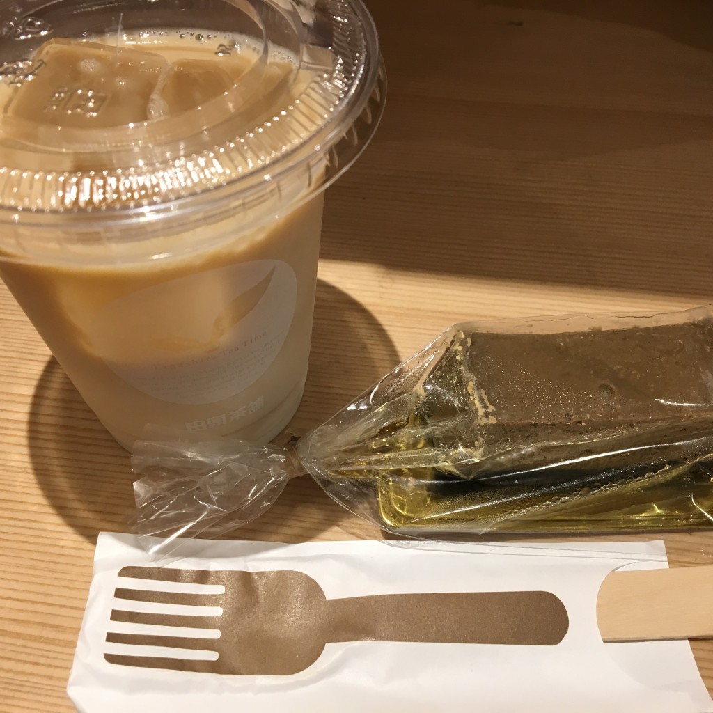 ユーザーが投稿したほうじ茶チーズケーキ ほうじ茶ラテ セットの写真 - 実際訪問したユーザーが直接撮影して投稿した浅野カフェ田頭茶舗 アミュプラザ小倉店の写真