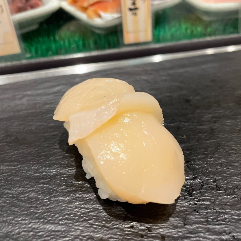 ユーザーが投稿した大切り生ホタテ1貫の写真 - 実際訪問したユーザーが直接撮影して投稿した銀座寿司魚がし日本一 有楽町店の写真