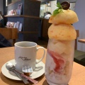 桃のパフェ - 実際訪問したユーザーが直接撮影して投稿した綾園カフェAll day dining Hikari 大阪駅前第2ビル店の写真のメニュー情報