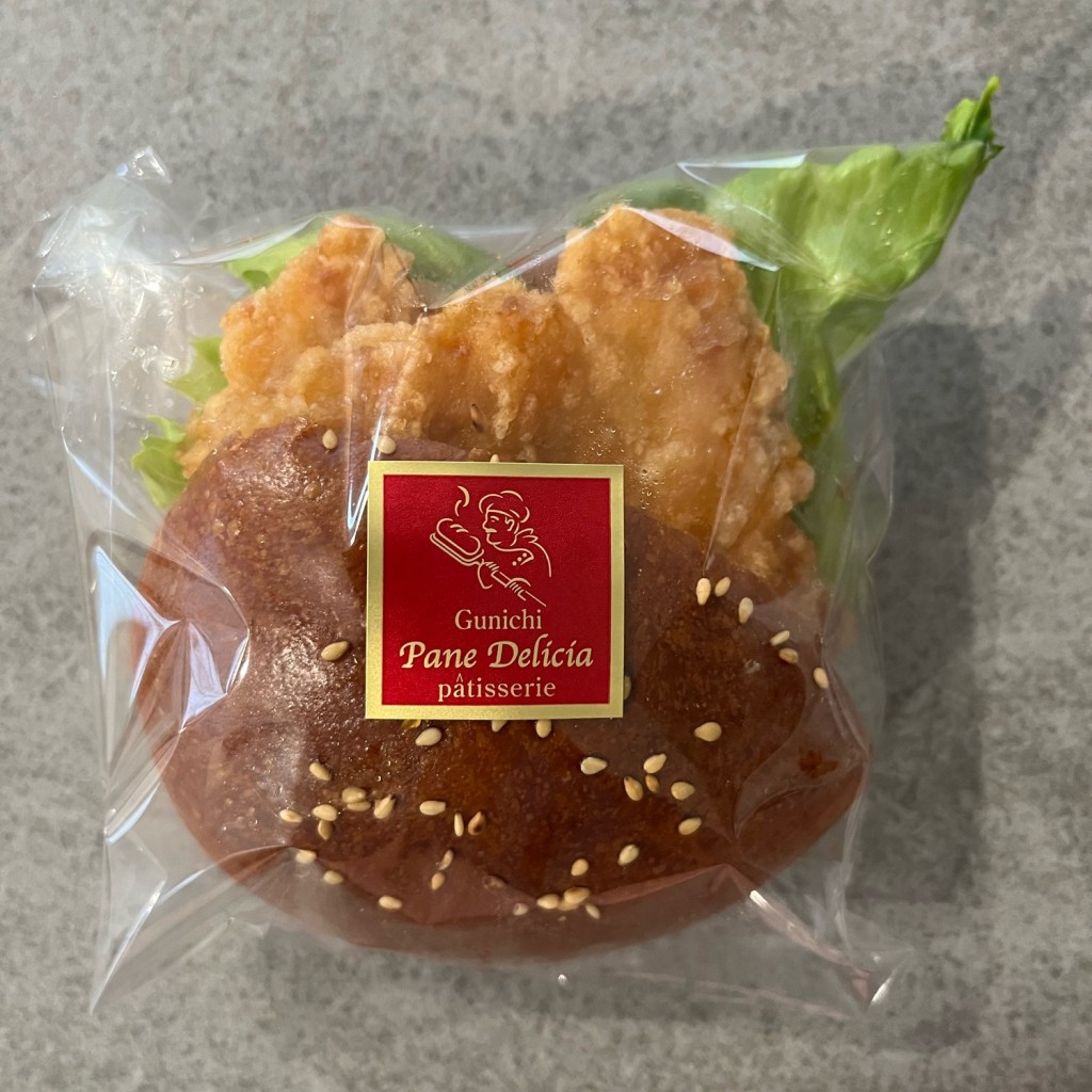 ユーザーが投稿した油淋鶏バーガーの写真 - 実際訪問したユーザーが直接撮影して投稿した島町ベーカリーパーネデリシア ハレノテラス東大宮店の写真