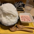 かき氷 (いちご杏仁) - 実際訪問したユーザーが直接撮影して投稿した新宿カフェ足湯cafe&bar どん浴の写真のメニュー情報
