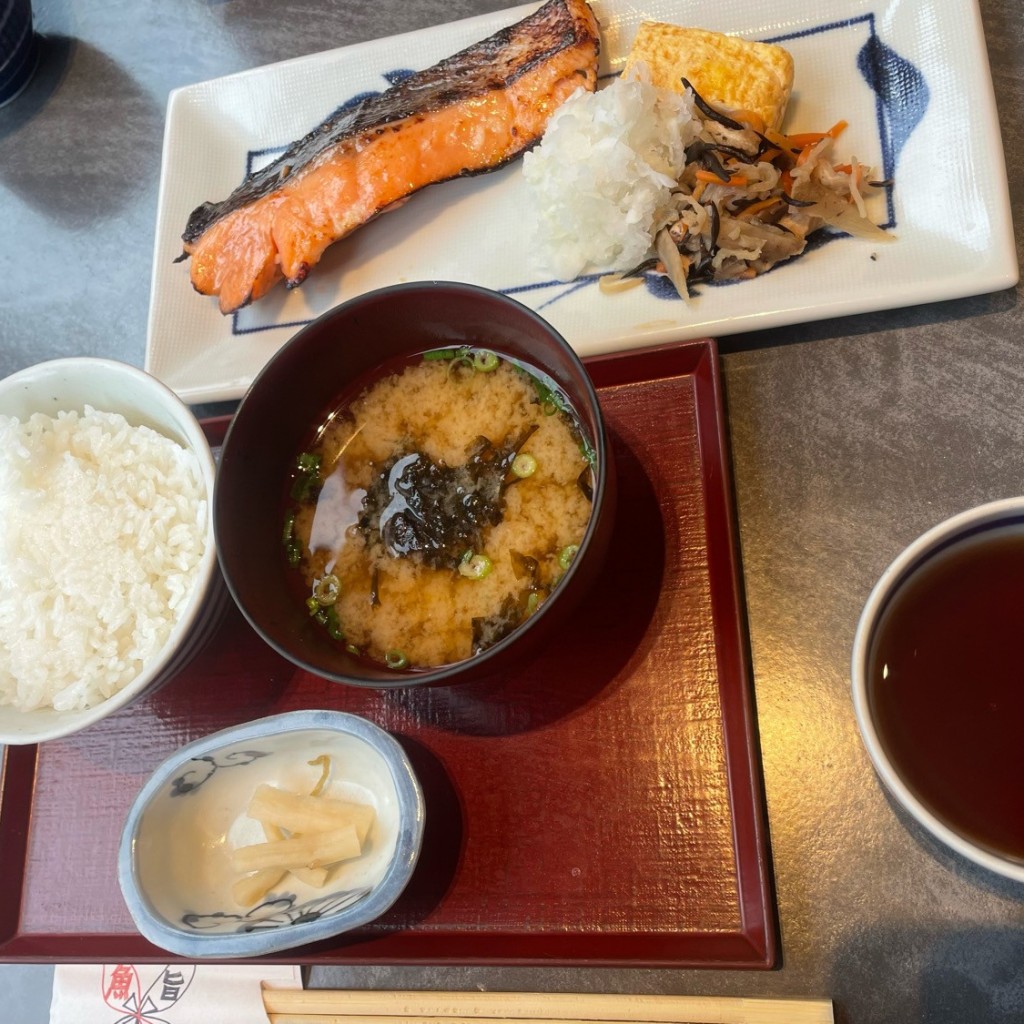 ユーザーが投稿した焼き魚2種 刺身セッ 卜 休日 サーモン休日の写真 - 実際訪問したユーザーが直接撮影して投稿した渋谷和食 / 日本料理圓 弁柄の写真