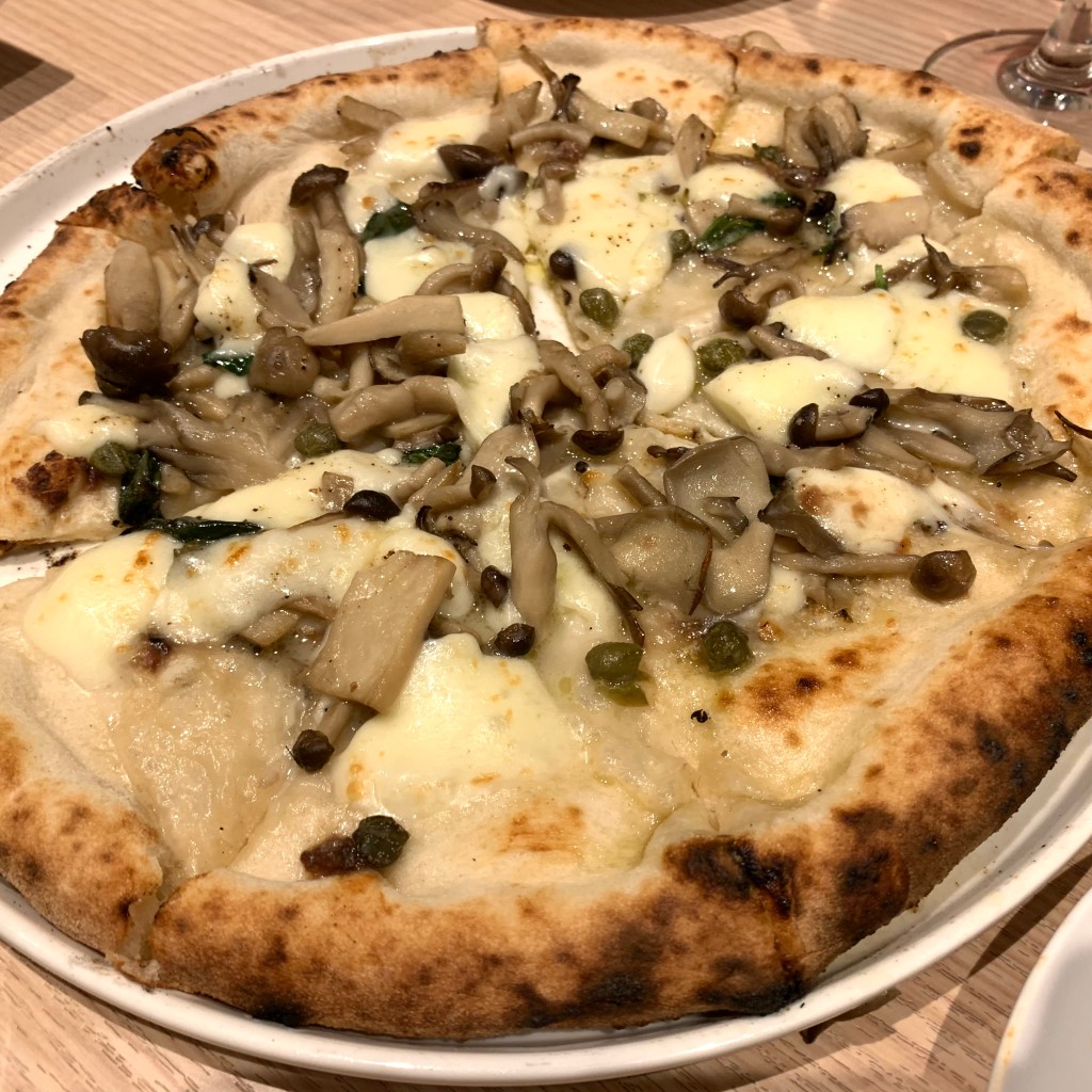 ユーザーが投稿したたっぷりキノコのピザの写真 - 実際訪問したユーザーが直接撮影して投稿した上野御所ノ内町イタリアンイタリアンバル アッソルッソの写真