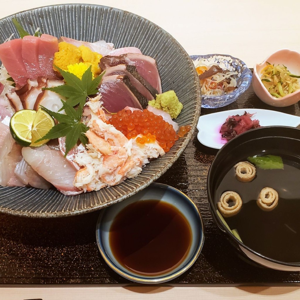 ユーザーが投稿した贅沢ごほうび海鮮丼の写真 - 実際訪問したユーザーが直接撮影して投稿した西本成寺和食 / 日本料理椀飯振舞ふくらの写真