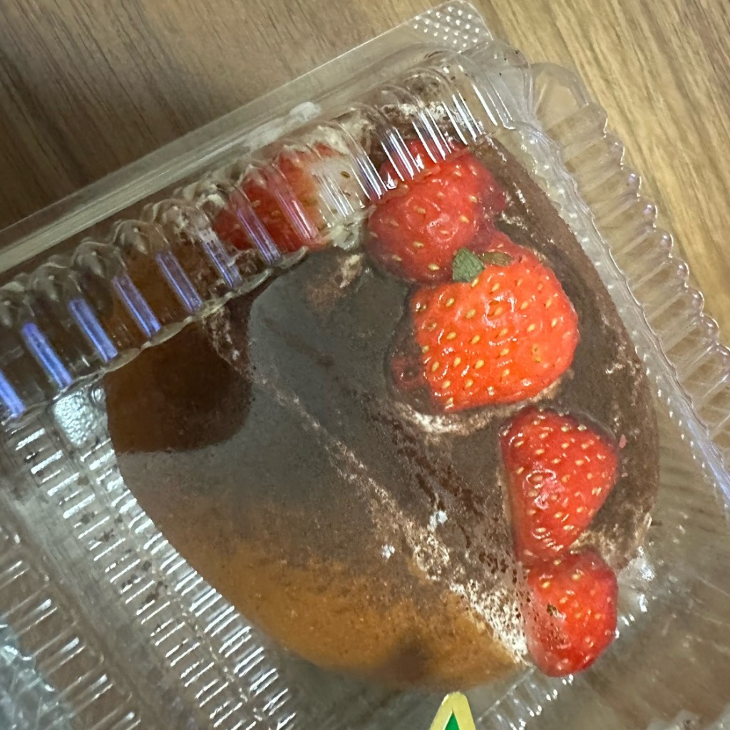 ユーザーが投稿した苺ティラミスの写真 - 実際訪問したユーザーが直接撮影して投稿した浅草ベーカリーパンの田島 浅草ROX店の写真