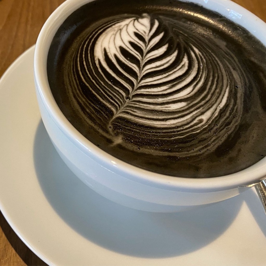 ユーザーが投稿した竹炭ラテの写真 - 実際訪問したユーザーが直接撮影して投稿した山城西カフェTOKUSHIMA COFFEE WORKS 山城店の写真