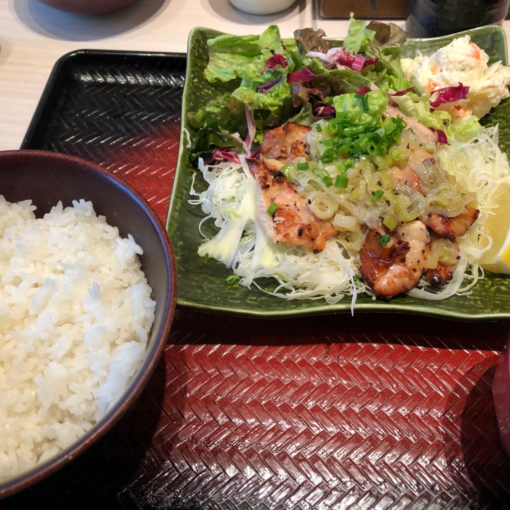 ユーザーが投稿した塩葱だれの炭火焼きチキン定食の写真 - 実際訪問したユーザーが直接撮影して投稿した神田小川町定食屋大戸屋 神田小川町店の写真