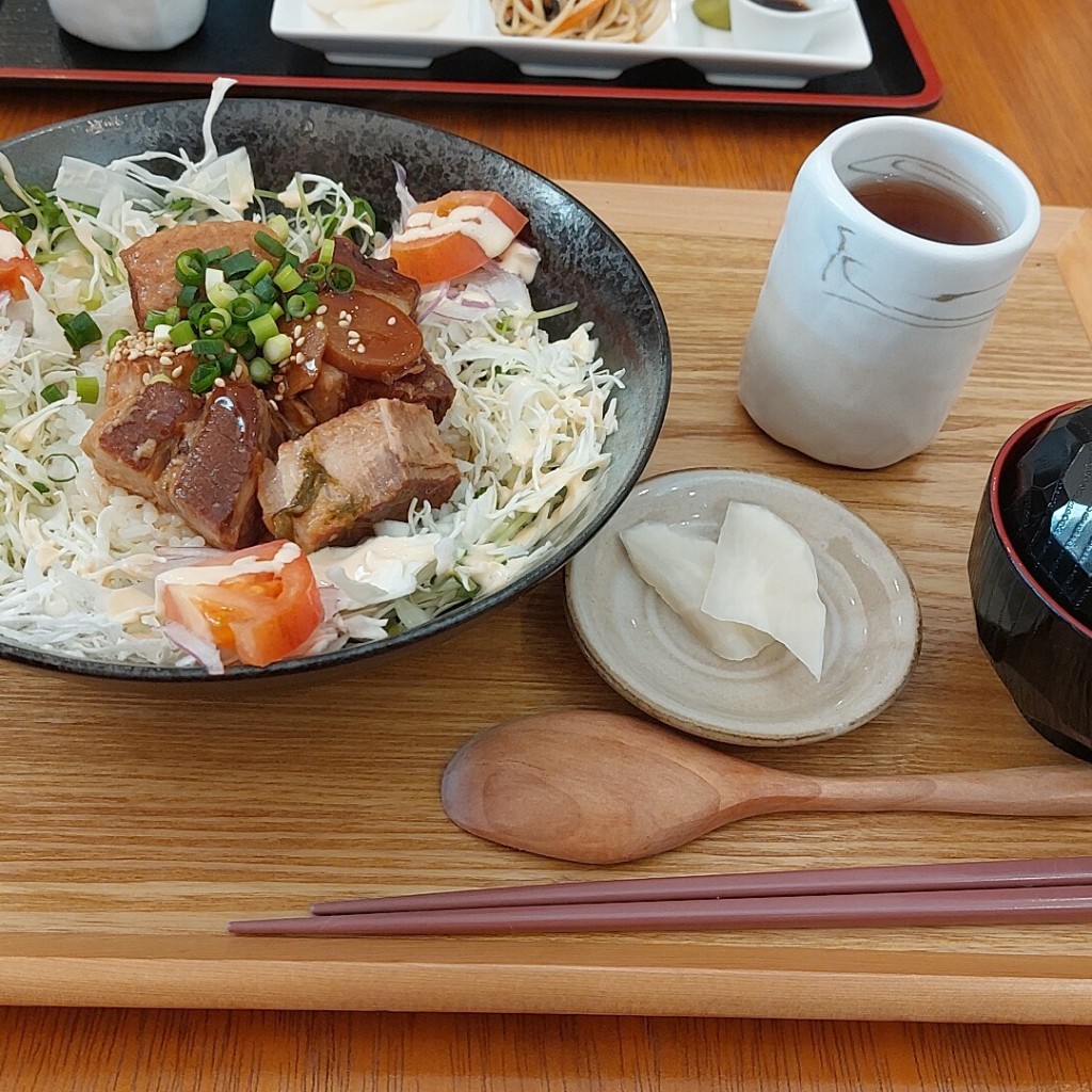 ユーザーが投稿したたっぷりお野菜とやわらか角煮丼の写真 - 実際訪問したユーザーが直接撮影して投稿した美里カフェくつろぎのcafe KONAの写真