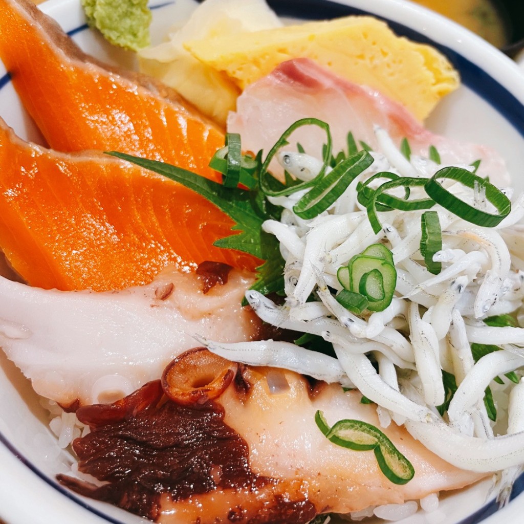 ユーザーが投稿した海鮮丼+アジフライの写真 - 実際訪問したユーザーが直接撮影して投稿した新都心定食屋築地食堂源ちゃんさいたま新都心店の写真