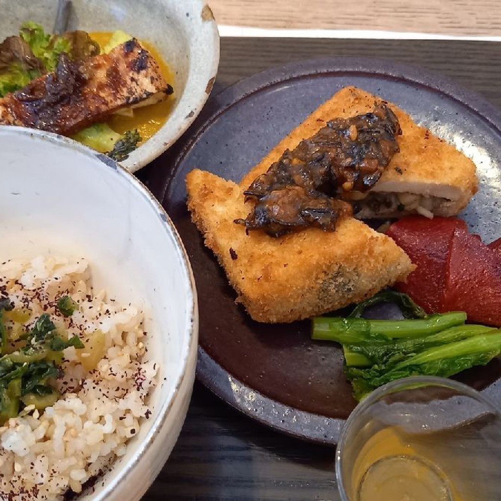 ユーザーが投稿したたっぷり味噌汁と土鍋ごはんの写真 - 実際訪問したユーザーが直接撮影して投稿した南青山カフェOVEの写真