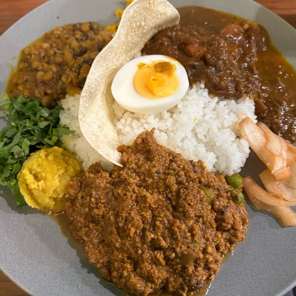 ユーザーが投稿した3種チキンカレーの写真 - 実際訪問したユーザーが直接撮影して投稿した西新宿カレーFISHの写真