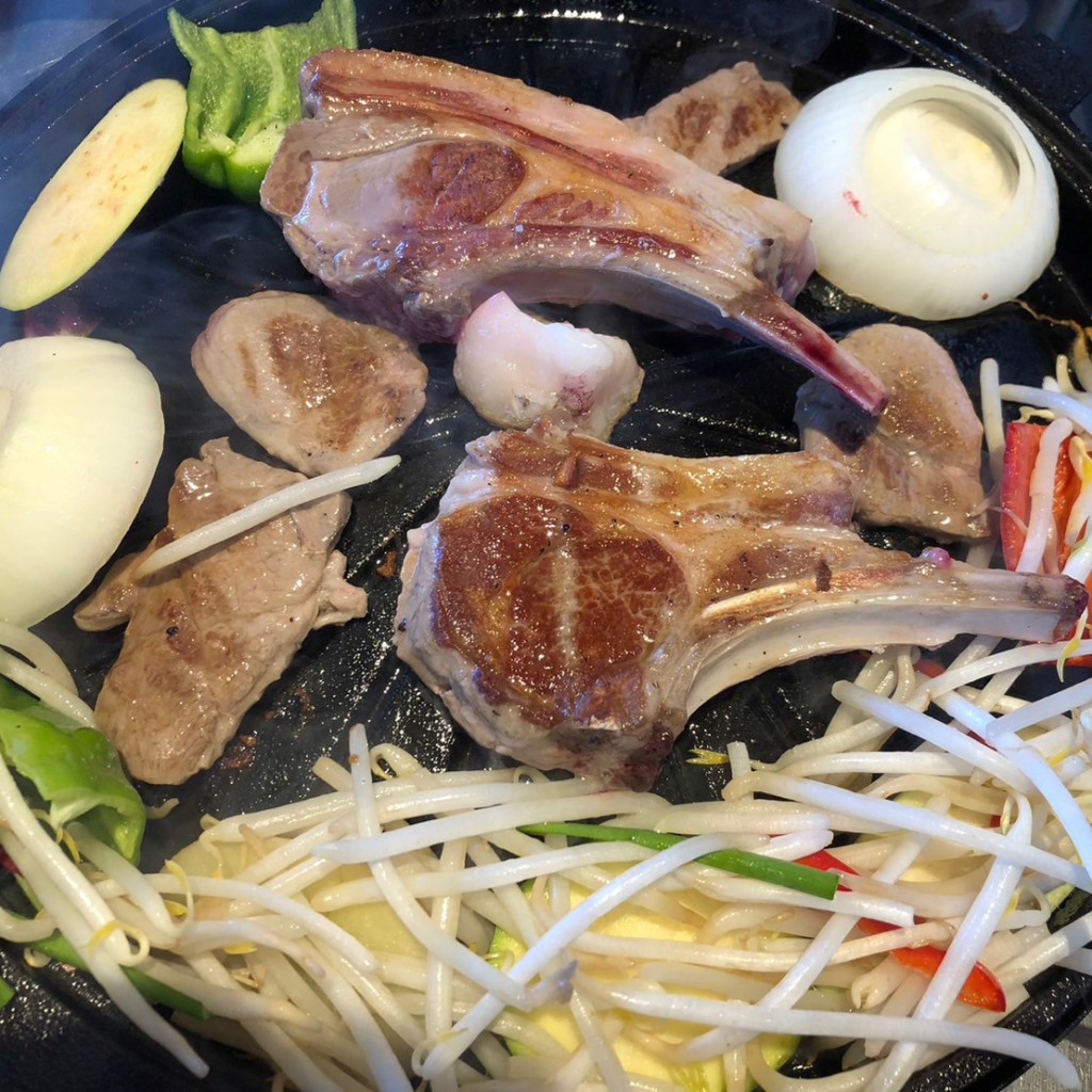 ユーザーが投稿した骨付きラム肩ロースとラムモモの夏ランチの写真 - 実際訪問したユーザーが直接撮影して投稿した肉料理六甲山ジンギスカンパレスの写真