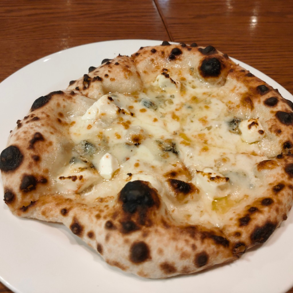 ユーザーが投稿した4種のチーズのピザの写真 - 実際訪問したユーザーが直接撮影して投稿した新宿ピザくろねこピッツァの写真