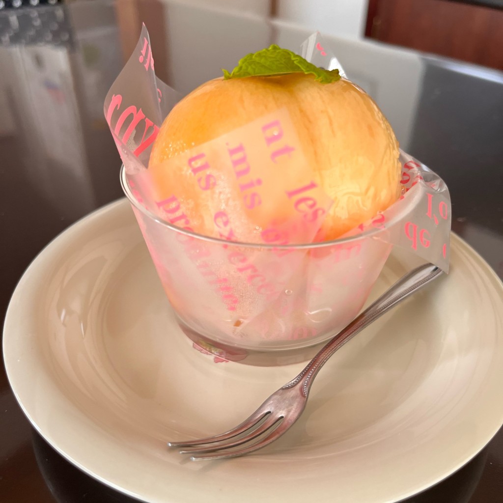 ユーザーが投稿した丸ごと桃のケーキの写真 - 実際訪問したユーザーが直接撮影して投稿した島立ケーキル プラティーヌ ミノン 島立店の写真
