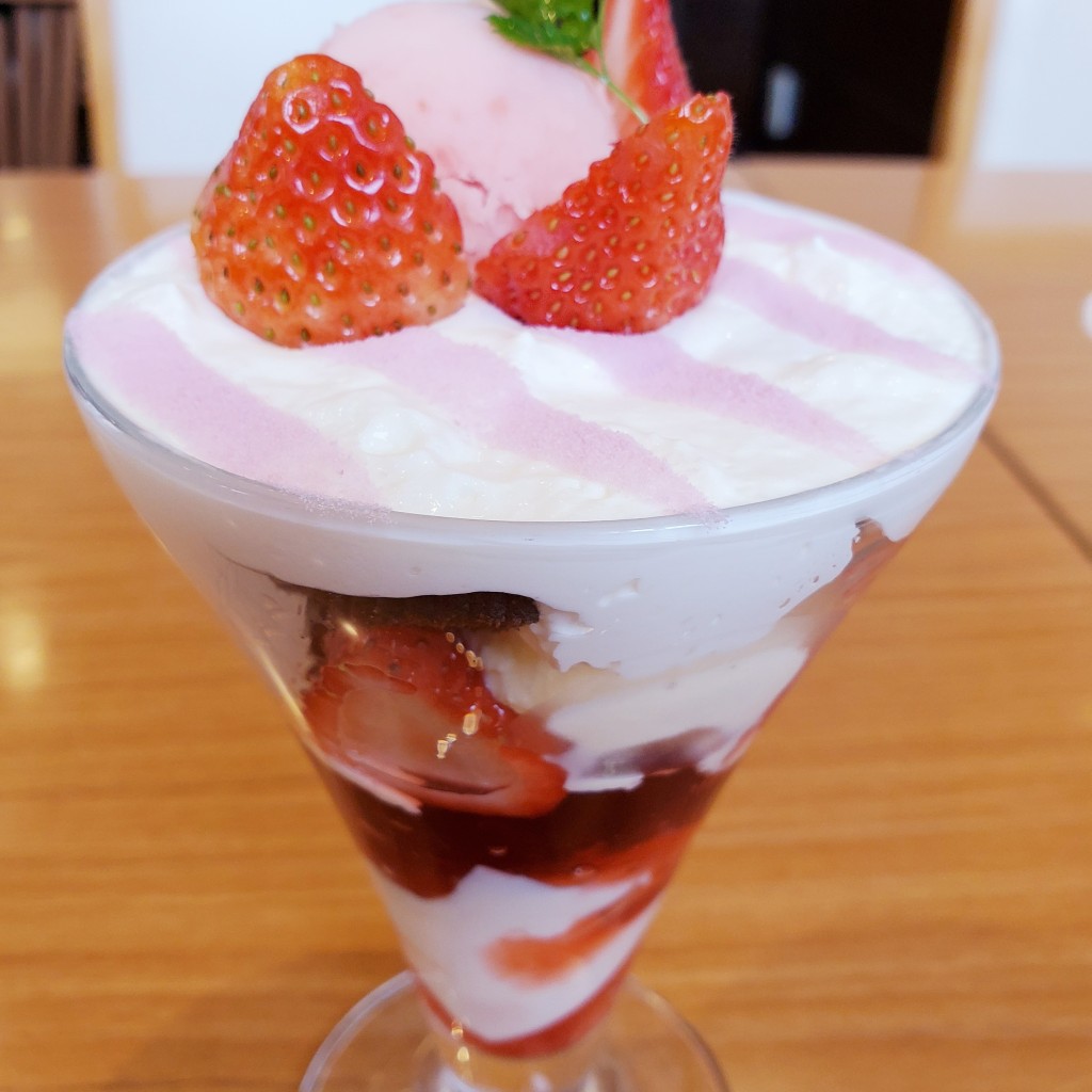 ユーザーが投稿した苺パフェの写真 - 実際訪問したユーザーが直接撮影して投稿した中吉野町ファミリーレストランココス 徳島中吉野町店の写真