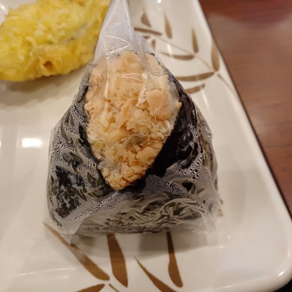 ユーザーが投稿した鮭オムスビの写真 - 実際訪問したユーザーが直接撮影して投稿した菅谷うどん丸亀製麺那珂の写真