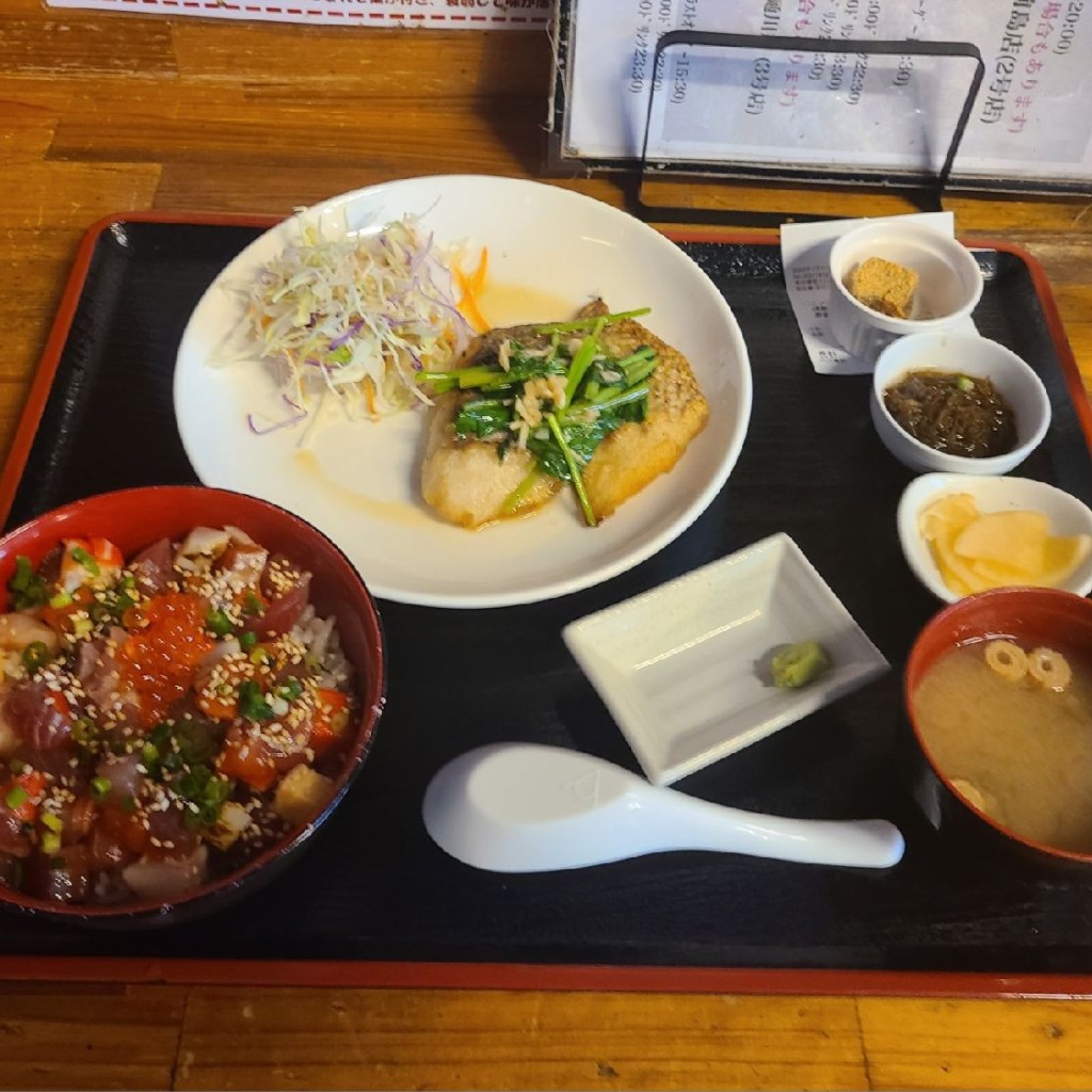 ユーザーが投稿した魚まる定食(白身魚のソテー&海鮮ぶっかけ丼&酢飯)の写真 - 実際訪問したユーザーが直接撮影して投稿した高良魚介 / 海鮮料理魚屋直営食堂 魚まるの写真