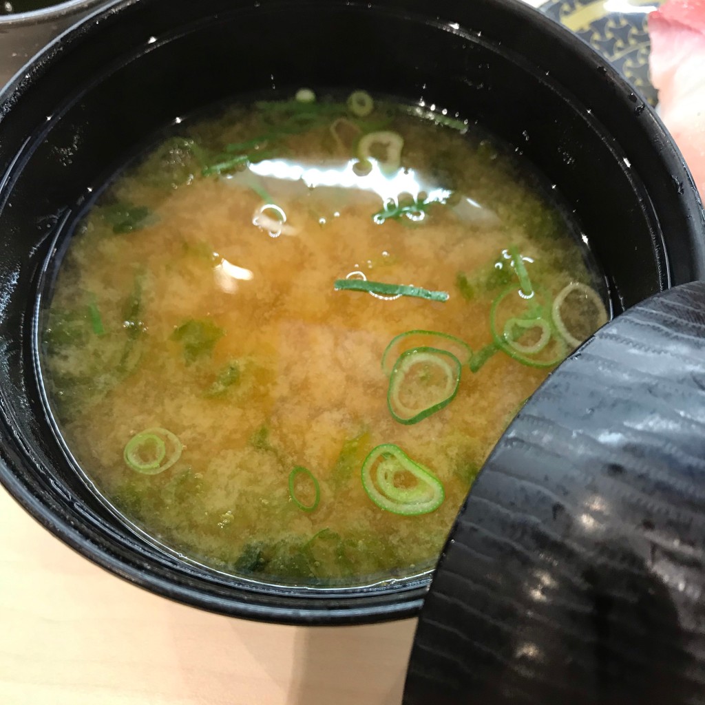 ユーザーが投稿した椀100(赤)の写真 - 実際訪問したユーザーが直接撮影して投稿した飯喰回転寿司はま寿司 昭和町飯喰店の写真