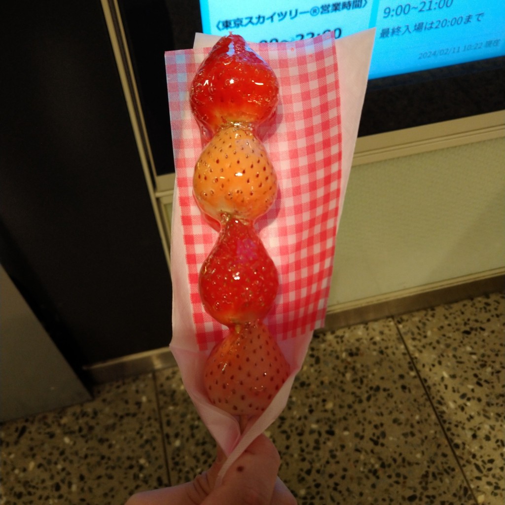 ユーザーが投稿した紅白いちご飴の写真 - 実際訪問したユーザーが直接撮影して投稿した押上スイーツストロベリーマニア 東京ソラマチ店の写真