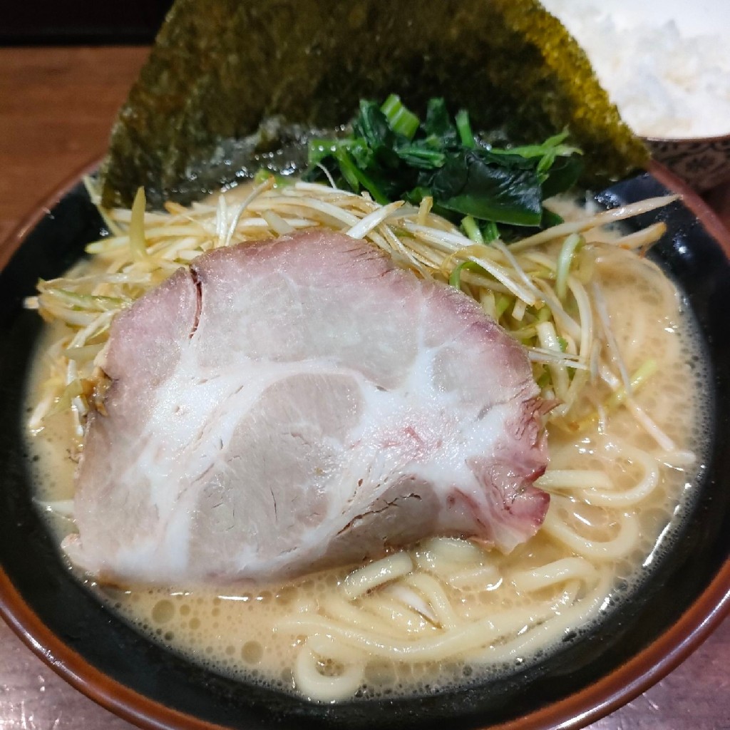 ユーザーが投稿した豚骨醤油ネギラーメンの写真 - 実際訪問したユーザーが直接撮影して投稿した鴨居中華料理大岡家の写真