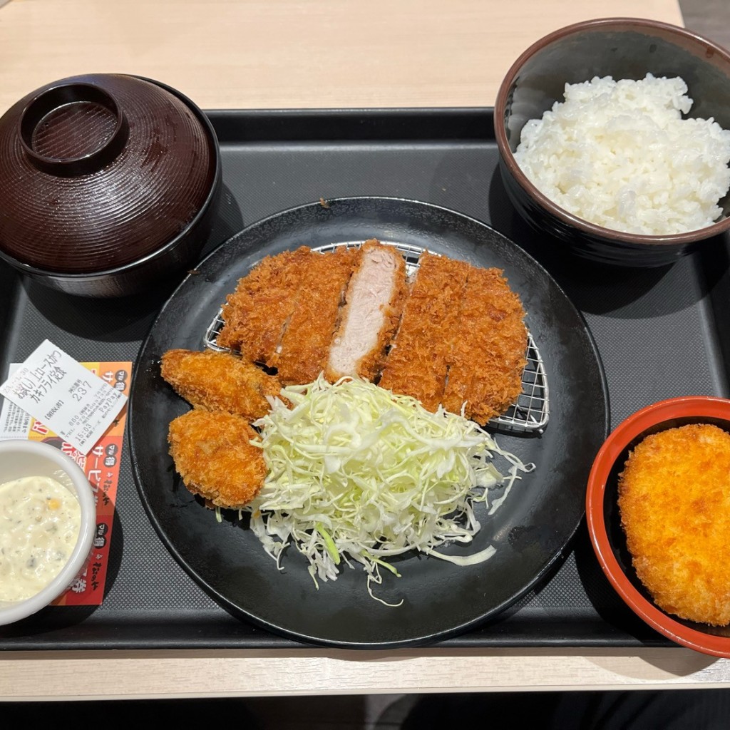 ユーザーが投稿した上ロース カキフライ定食の写真 - 実際訪問したユーザーが直接撮影して投稿した南幸とんかつ松のや ホテルユニゾ横浜駅西店の写真