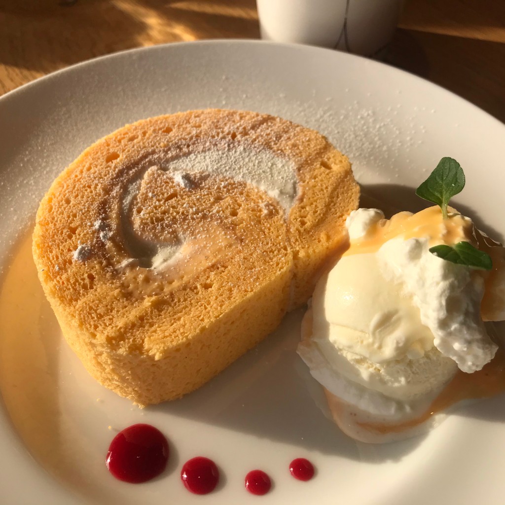 ユーザーが投稿したプレミアムたまごのダブルクリームロールケーキ 季節のフルーツとアイスクリーム添えの写真 - 実際訪問したユーザーが直接撮影して投稿した赤芝町カフェウフウフガーデンの写真