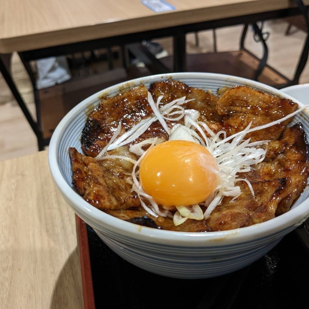 ユーザーが投稿した外豚丼バラ梅+半せいろウドンの写真 - 実際訪問したユーザーが直接撮影して投稿した下鶴間豚肉料理しあわせ食堂 IY大和鶴間店の写真