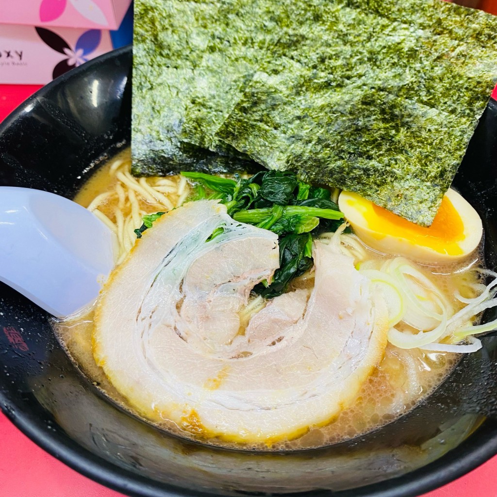 ユーザーが投稿した豚骨醤油ラーメン味玉の写真 - 実際訪問したユーザーが直接撮影して投稿した赤羽ラーメン / つけ麺赤羽らーめん粋の写真