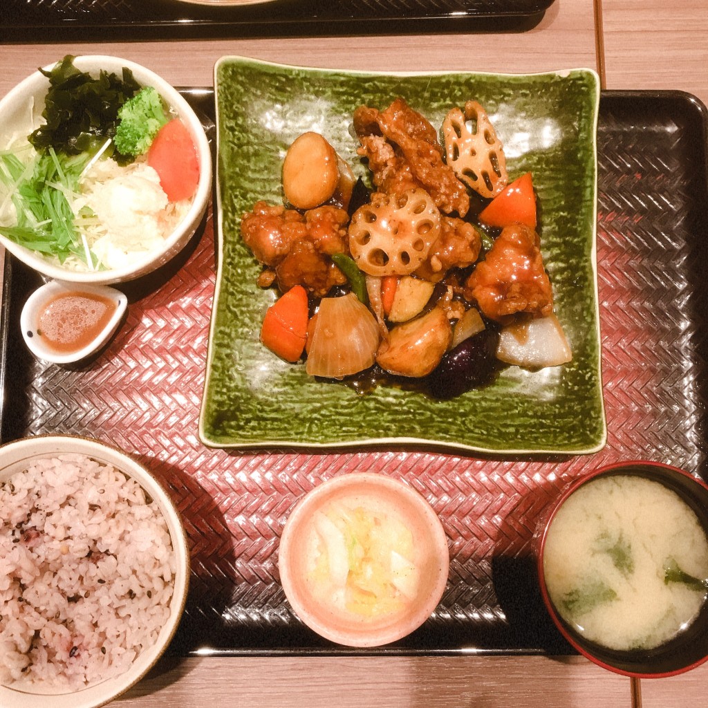 ユーザーが投稿した鶏と野菜の黒酢あん定食の写真 - 実際訪問したユーザーが直接撮影して投稿した上麻生定食屋大戸屋 小田急新百合ヶ丘店の写真