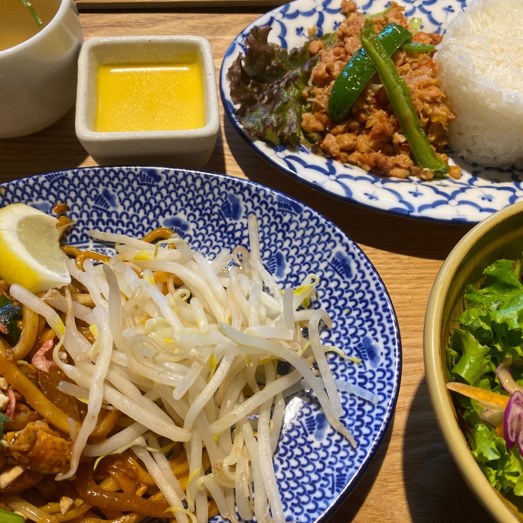 ユーザーが投稿した【休日】パッタイ+ガパオライスの写真 - 実際訪問したユーザーが直接撮影して投稿した新宿タイ料理ランブータン 新宿の写真