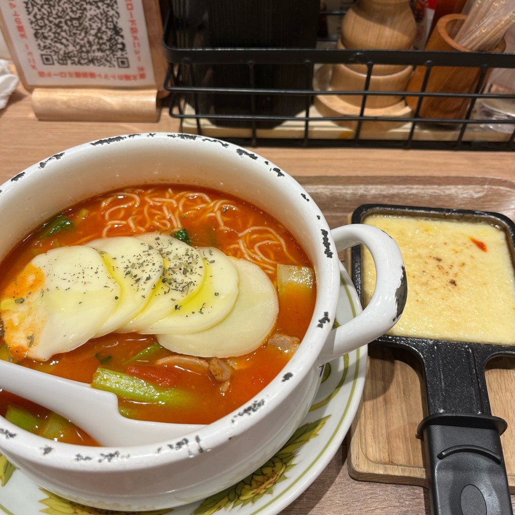 ぱらじくろろべんぜんさんが投稿した西新宿ラーメン専門店のお店太陽のトマト麺withチーズ 新宿ミロード店/タイヨウノトマトメンウィズチーズ シンジュクミロードテンの写真