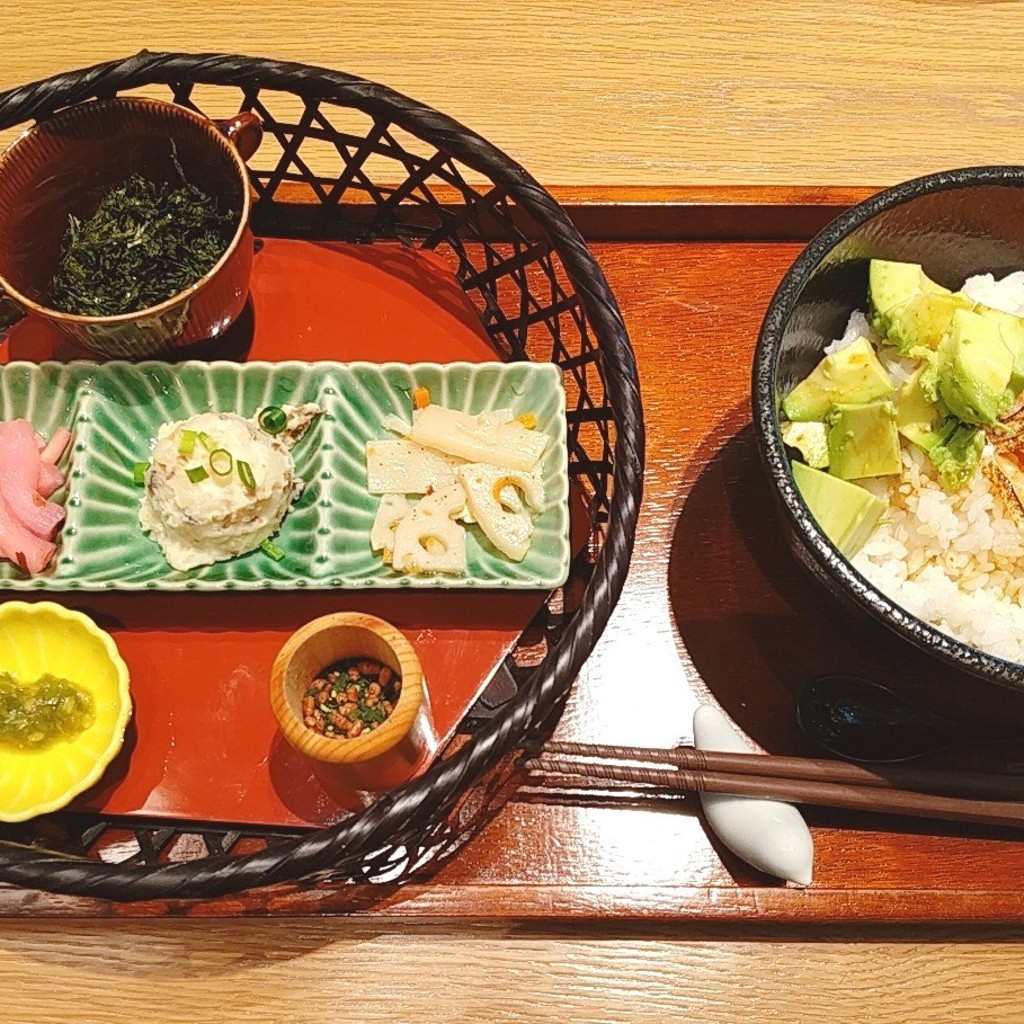 ユーザーが投稿したお茶漬サーモンアボカドの写真 - 実際訪問したユーザーが直接撮影して投稿した黒田カフェTsumugi ふかや花園プレミアムアウトレット店の写真