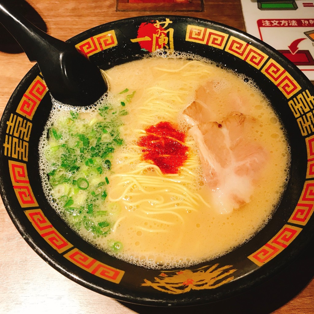 ユーザーが投稿したラーメン+半替え玉の写真 - 実際訪問したユーザーが直接撮影して投稿した新宿ラーメン専門店一蘭 新宿中央東口店の写真