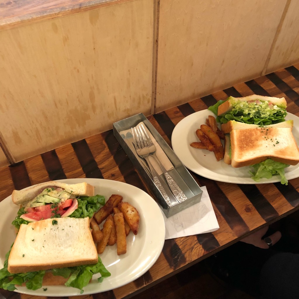 ユーザーが投稿した二種ハムと新鮮野菜のサンド〜自家製ディップソースの写真 - 実際訪問したユーザーが直接撮影して投稿した南平台町喫茶店Tokyo Kenkyoの写真