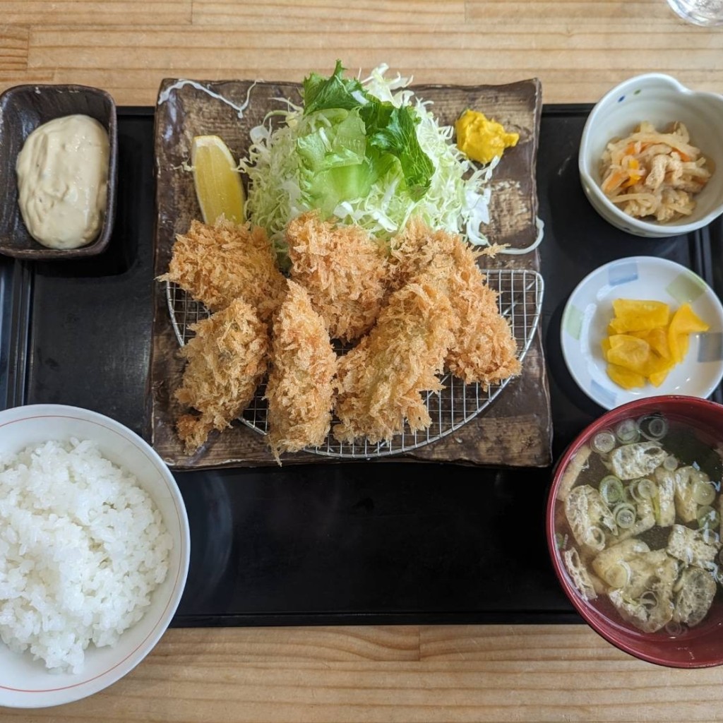 ユーザーが投稿したカキフライ定食の写真 - 実際訪問したユーザーが直接撮影して投稿した滑津とんかつ仲家の写真