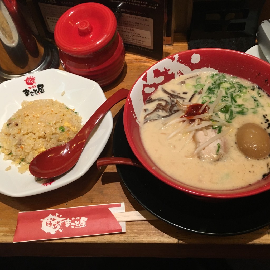 ユーザーが投稿したラーメンチャーハンの写真 - 実際訪問したユーザーが直接撮影して投稿した心斎橋筋ラーメン専門店ラーメンまこと屋 心斎橋本店の写真