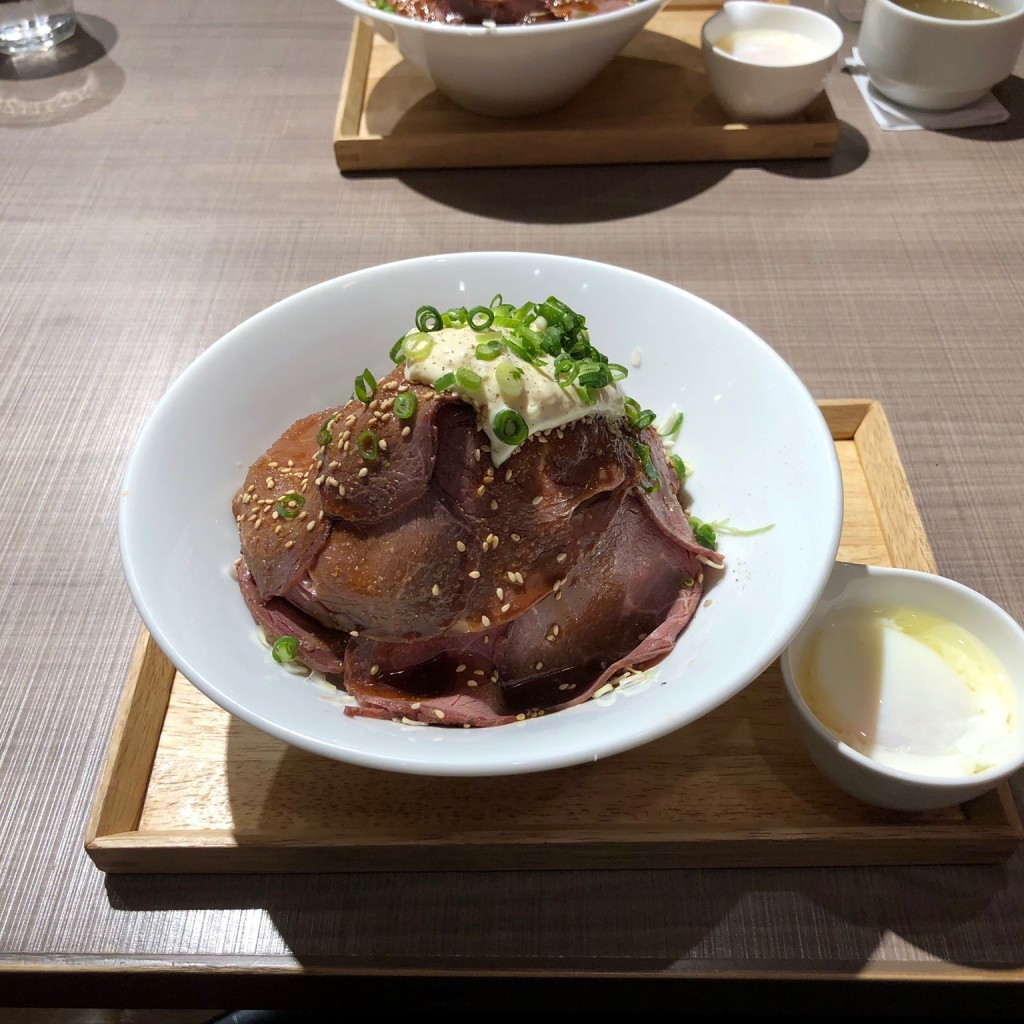 ユーザーが投稿したローストビーフ丼Mの写真 - 実際訪問したユーザーが直接撮影して投稿した中央町ステーキ炭焼肉 食堂 れっどみーとの写真