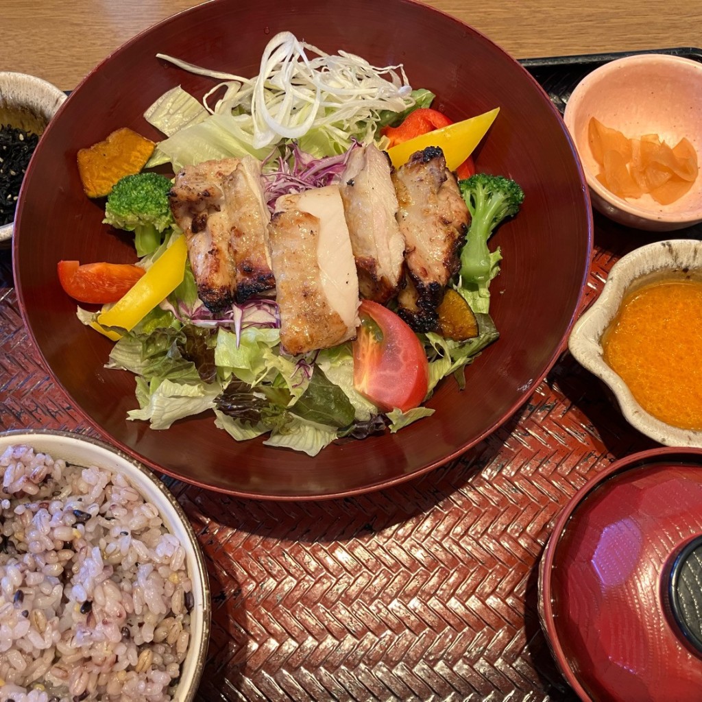 ユーザーが投稿した定食 もろみチキンの彩りサラダボウルの写真 - 実際訪問したユーザーが直接撮影して投稿した中央定食屋大戸屋 海老名店の写真