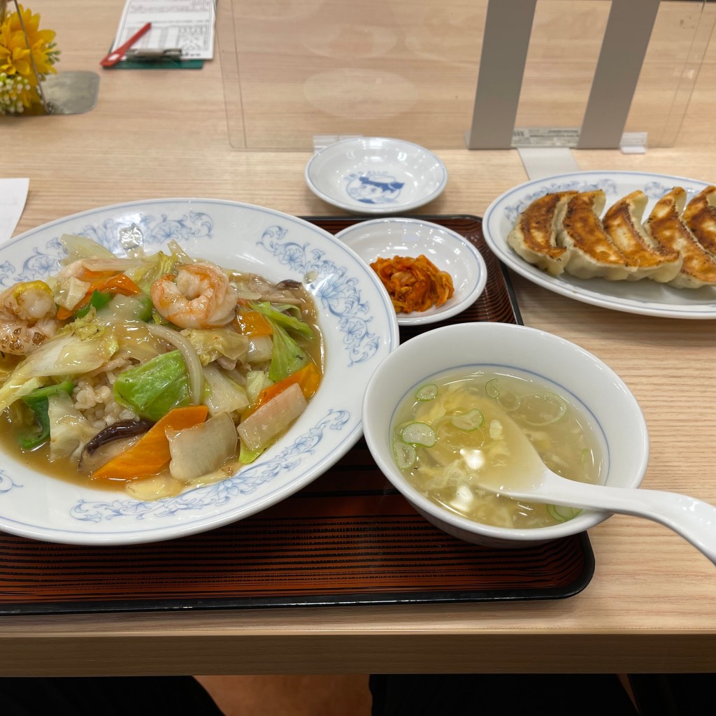 ユーザーが投稿した中華丼と焼餃子の写真 - 実際訪問したユーザーが直接撮影して投稿した北園町餃子ぎょうざの満洲 阪急高槻市駅前店の写真