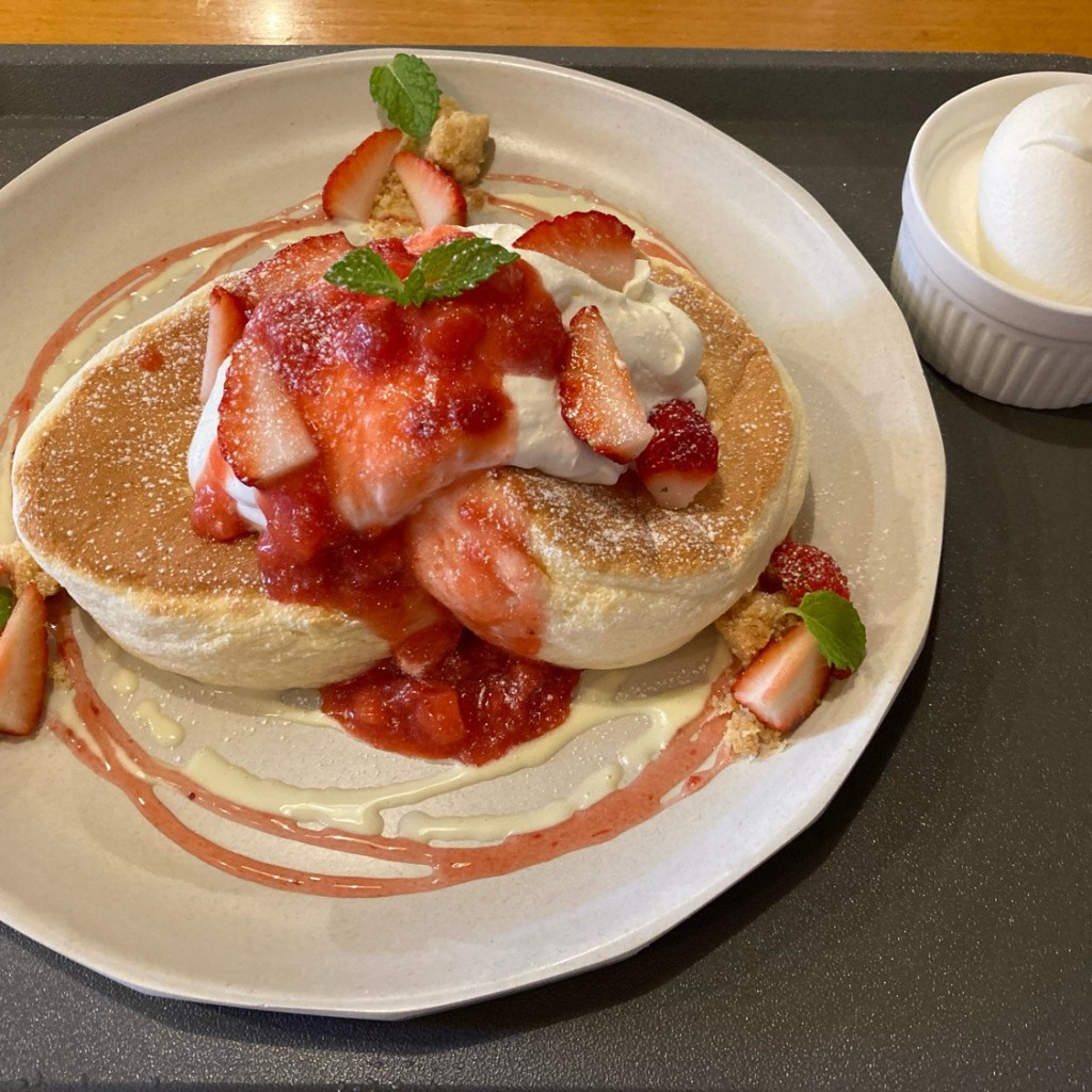 ユーザーが投稿したこぼれ苺のパンケーキの写真 - 実際訪問したユーザーが直接撮影して投稿した芦谷スイーツcafe Rob 幸田店の写真