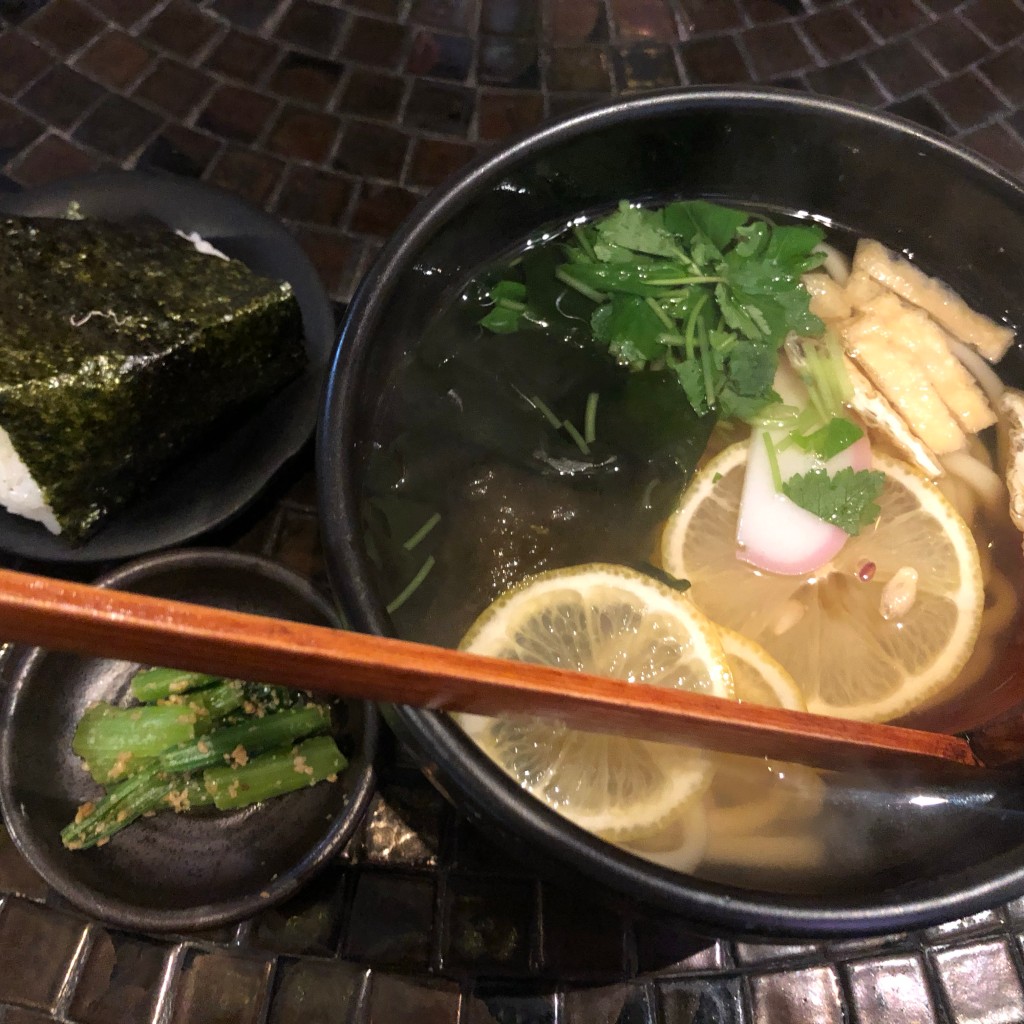 ユーザーが投稿したレモンうどん&とり天おむすびの写真 - 実際訪問したユーザーが直接撮影して投稿した神宮前うどんうさぎおうどんの写真