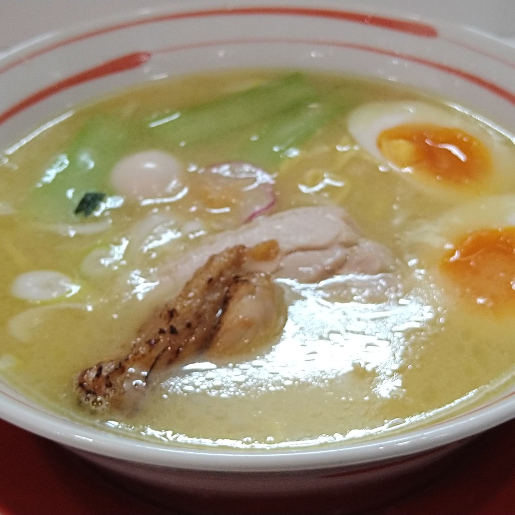 ユーザーが投稿した煮玉子入りラーメンの写真 - 実際訪問したユーザーが直接撮影して投稿した箱崎ラーメン専門店鶏白湯ラーメン 絶好鳥の写真