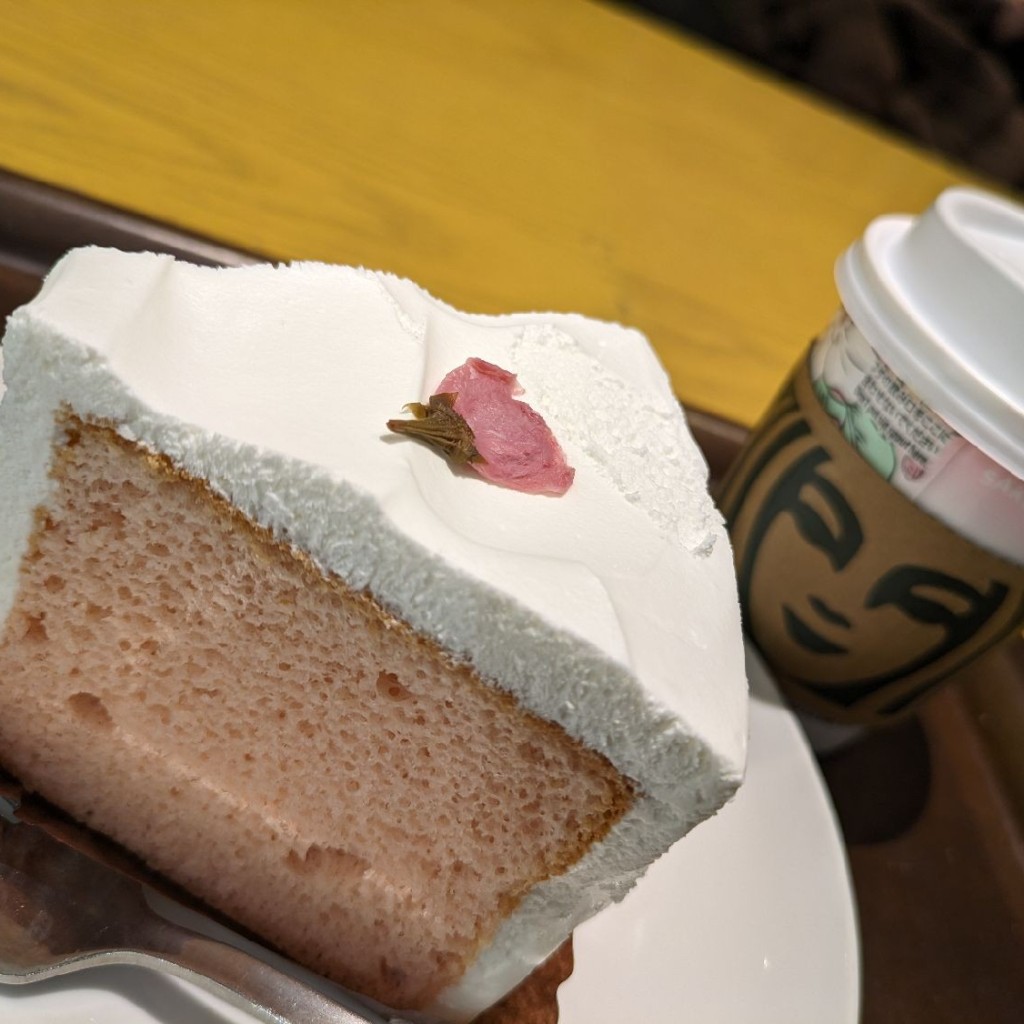 ユーザーが投稿したさくらシフォンケーキの写真 - 実際訪問したユーザーが直接撮影して投稿した渋谷カフェスターバックスコーヒー 渋谷ヒカリエ ShinQs店の写真
