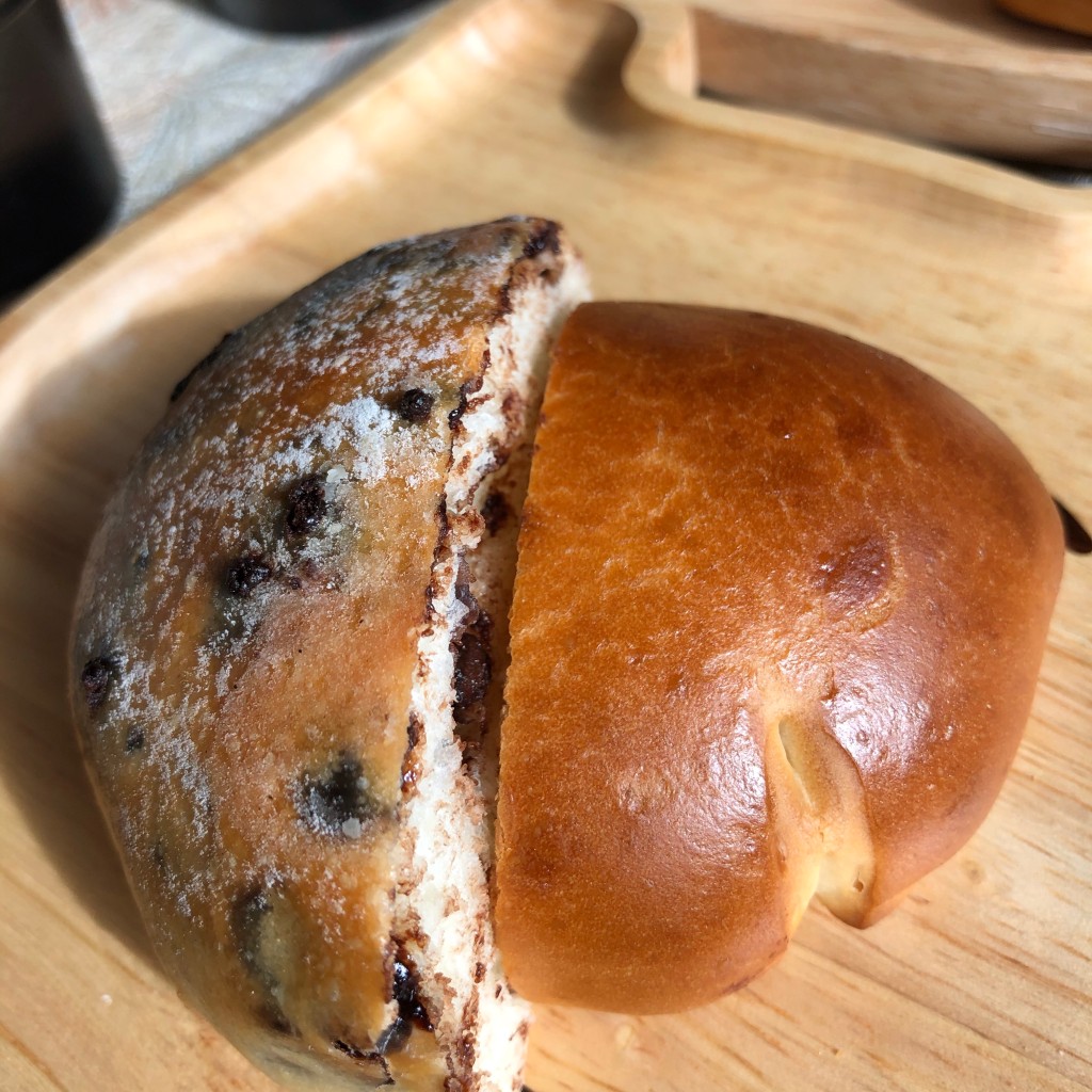 ユーザーが投稿したクリームパン、チョコチップパンの写真 - 実際訪問したユーザーが直接撮影して投稿した青崎ベーカリーボヌール ケイの写真