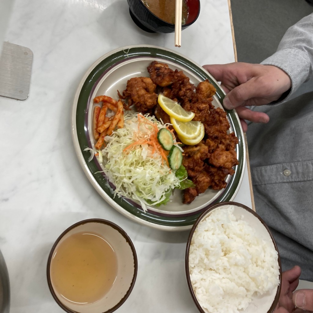 ユーザーが投稿した若鶏唐揚げ定食 味噌汁ご飯付の写真 - 実際訪問したユーザーが直接撮影して投稿した西九条高畠町定食屋ハイライト食堂 十条店の写真