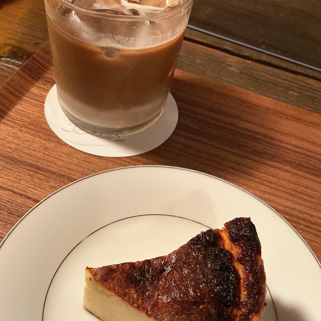 ユーザーが投稿したバスクチーズケーキとカフェラテの写真 - 実際訪問したユーザーが直接撮影して投稿した上原ケーキホルンの写真