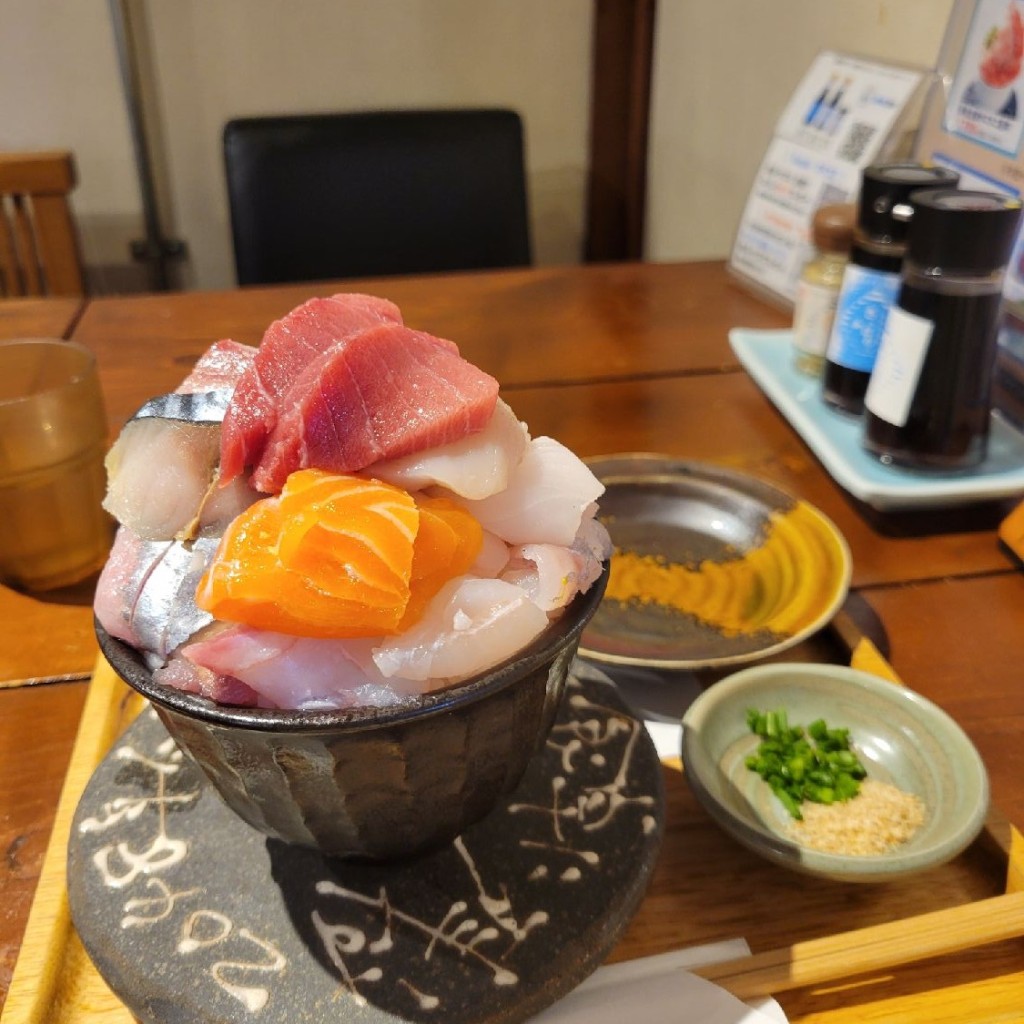 ユーザーが投稿したシハチ名物10種海鮮丼の写真 - 実際訪問したユーザーが直接撮影して投稿した北二十四条西居酒屋シハチ鮮魚店の写真