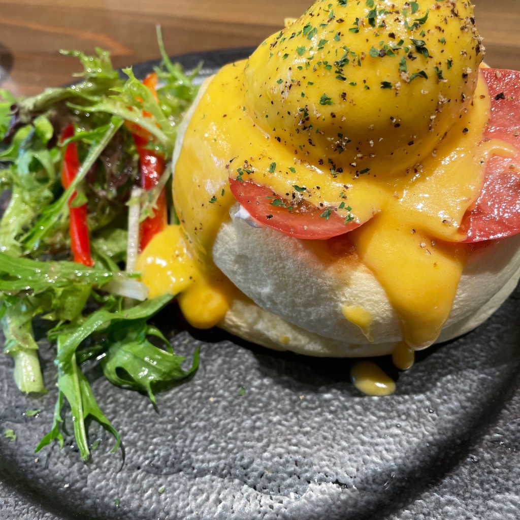 ユーザーが投稿したエッグベネディクトパンケーキの写真 - 実際訪問したユーザーが直接撮影して投稿した東山カフェcafe たもんの写真