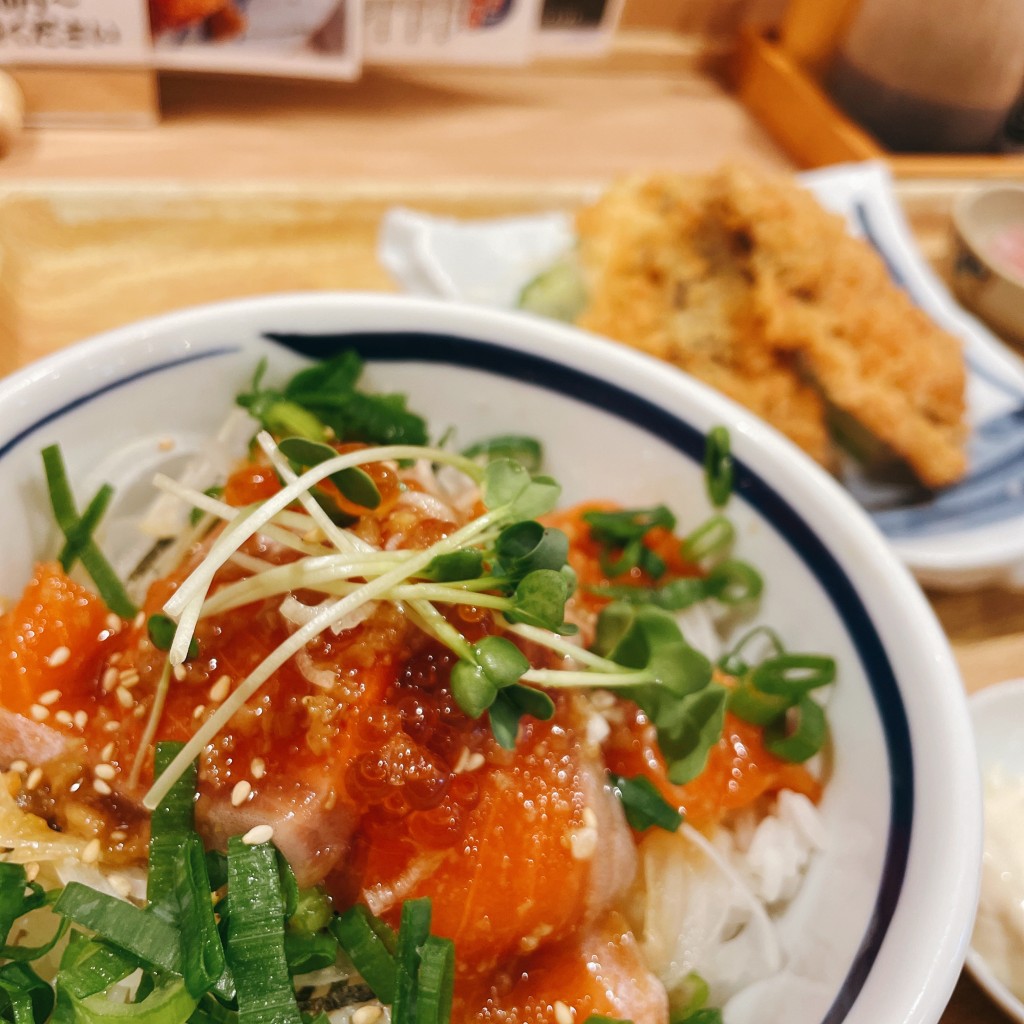 ユーザーが投稿したサーモン塩麹漬丼とフライ定食の写真 - 実際訪問したユーザーが直接撮影して投稿した新都心定食屋築地食堂源ちゃんさいたま新都心店の写真