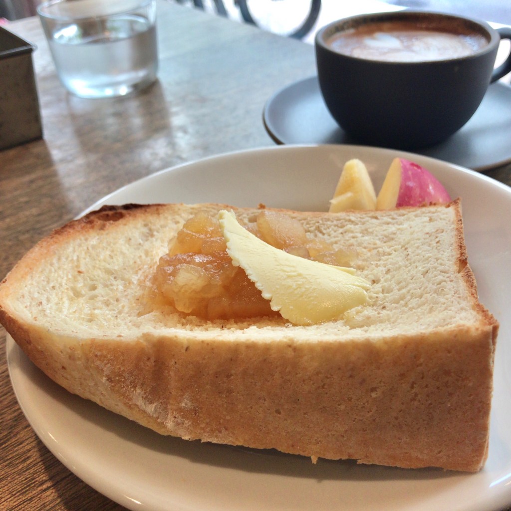 ユーザーが投稿した自家製食パン リンゴジャム&バターの写真 - 実際訪問したユーザーが直接撮影して投稿した上池台カフェcafe634の写真